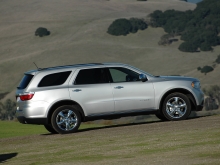 Внедорожник Dodge Durango на легком бездорожье на подъеме